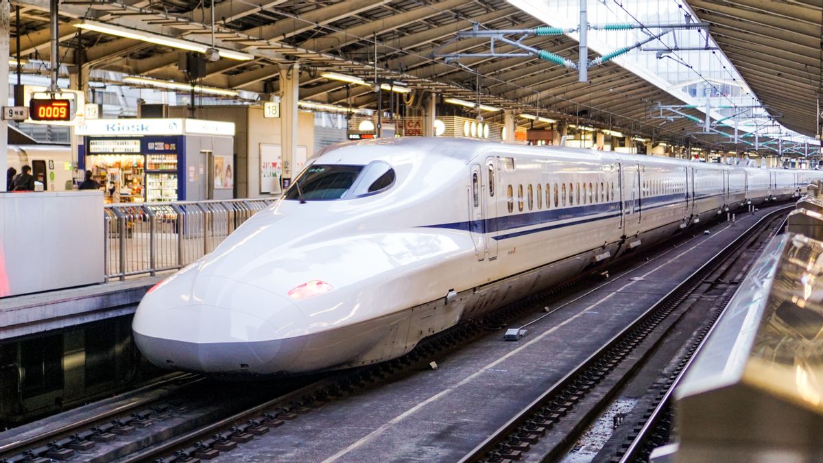 Riding the WORLD'S FASTEST Bullet Train From Beijing to Shanghai 🇨🇳 China