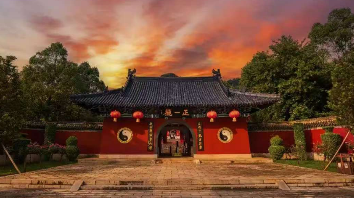 The Commercial Winds Blowing Through Taoist Temples
