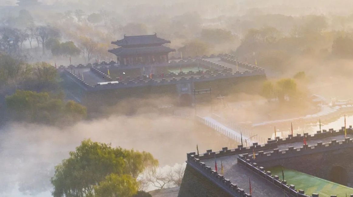 Encounter Yangzhou in the Third Lunar Month When Flowers Are in Bloom