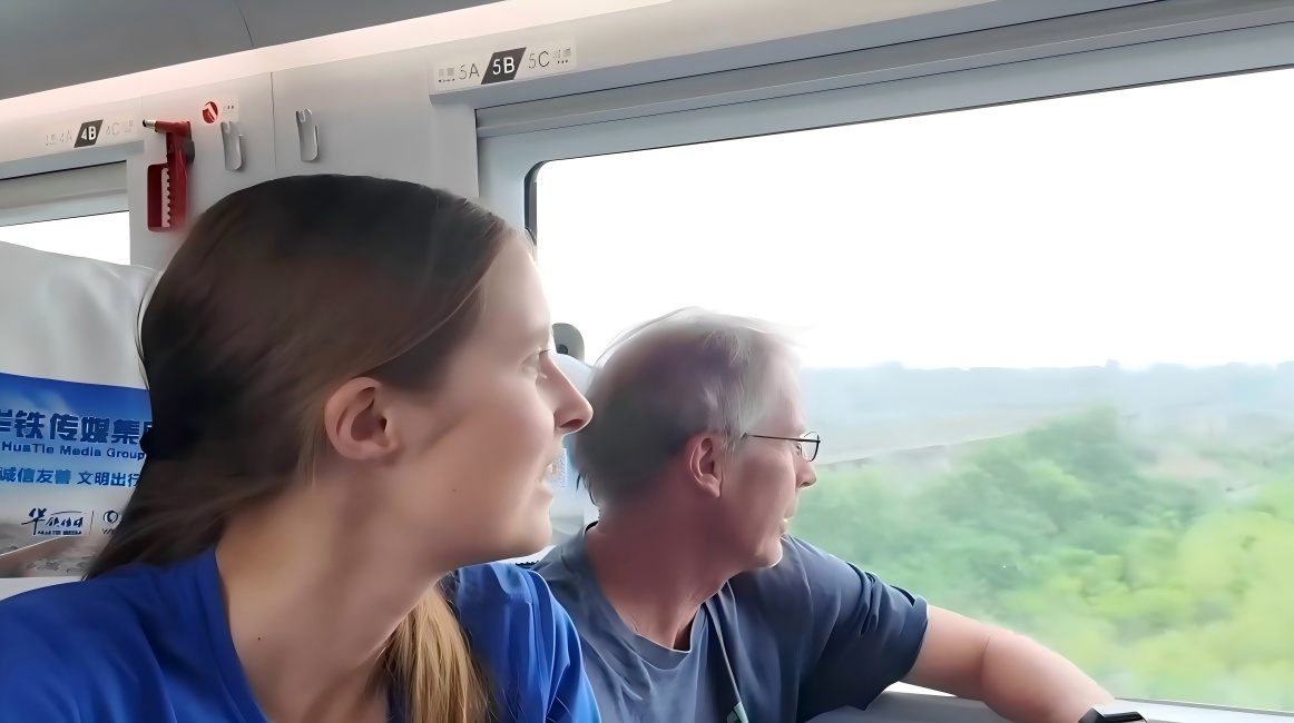 Taking my parents toNanjing： My father’s FIRST TIME on a train!