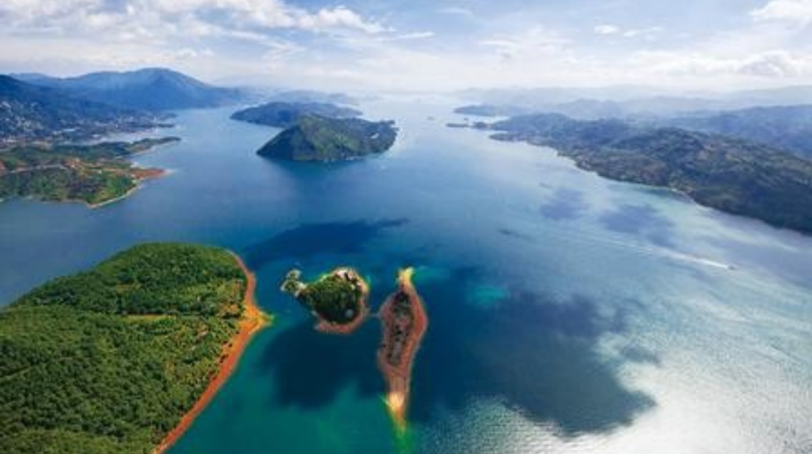 A Lake Between Heaven and Earth — Dongjiang Lake