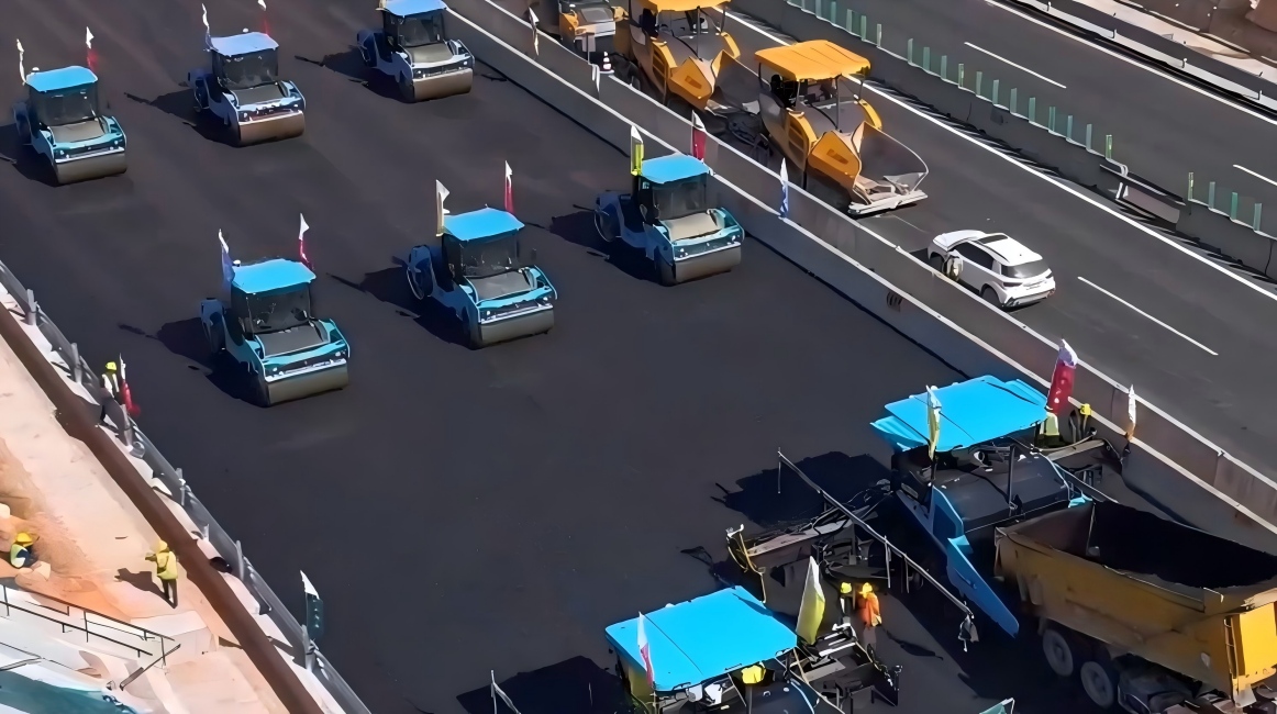 Intelligent Expressway Construction: Unmanned Paver