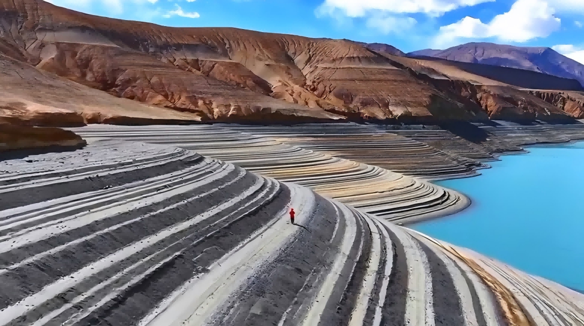 A breathtaking lakebed-Bandir Blue Lake on the Pamir Plateau