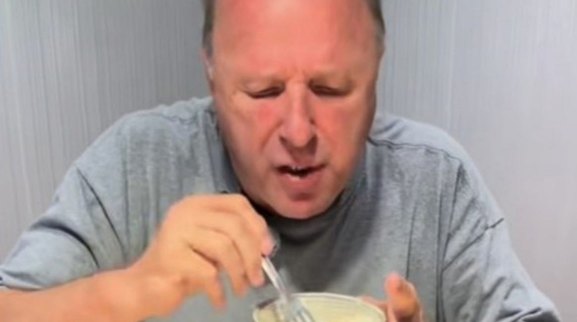 American ' Dad tries Chinese style steamed fish
