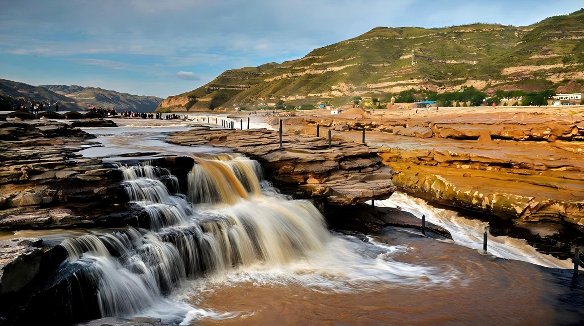 The entire Yellow River pouring into a single pot—The Hukou Waterfall